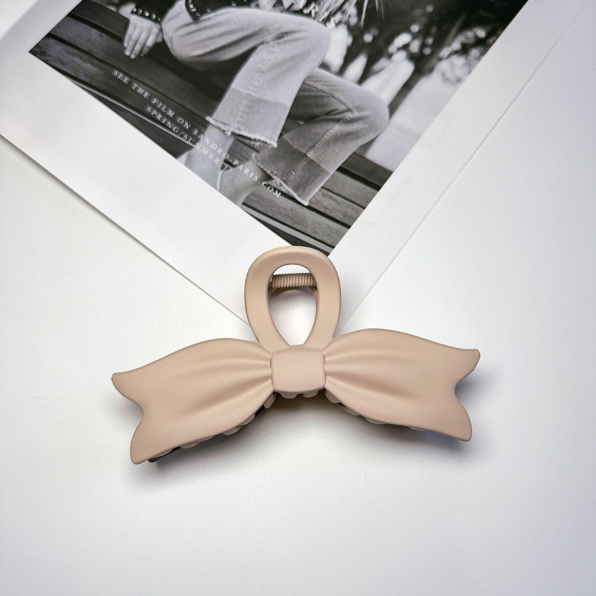 

Большая заколка-бант в стиле Хепберн белый/слоновая кость