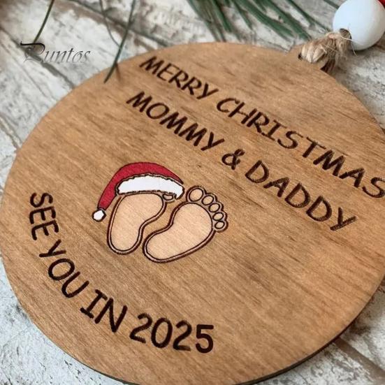 Weihnachtsschmuck „See You in 2025“ aus Holz, Baby-Fußabdruck-Dekoration, Weihnachtsbaum-Anhänger zum Aufhängen für neue Eltern