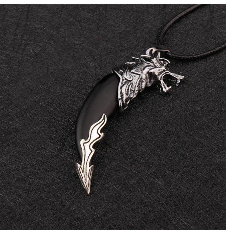 Collier Dent de Loup pour Homme: Pendentif Dominateur Dent de Chien Noir sur Chaîne Rétro en Acier Titane - Accessoire Tendance pour 2025.