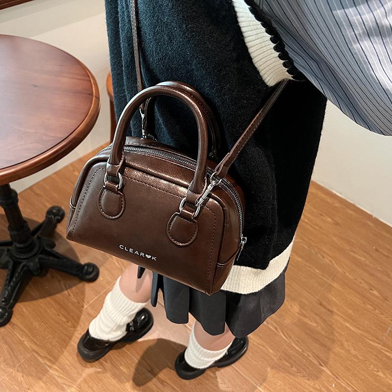 2025 New Women's Bowling Bag One Shoulder Crossbody Bag Portable Toast Bag Fashion Large Capacity Pillow Bag