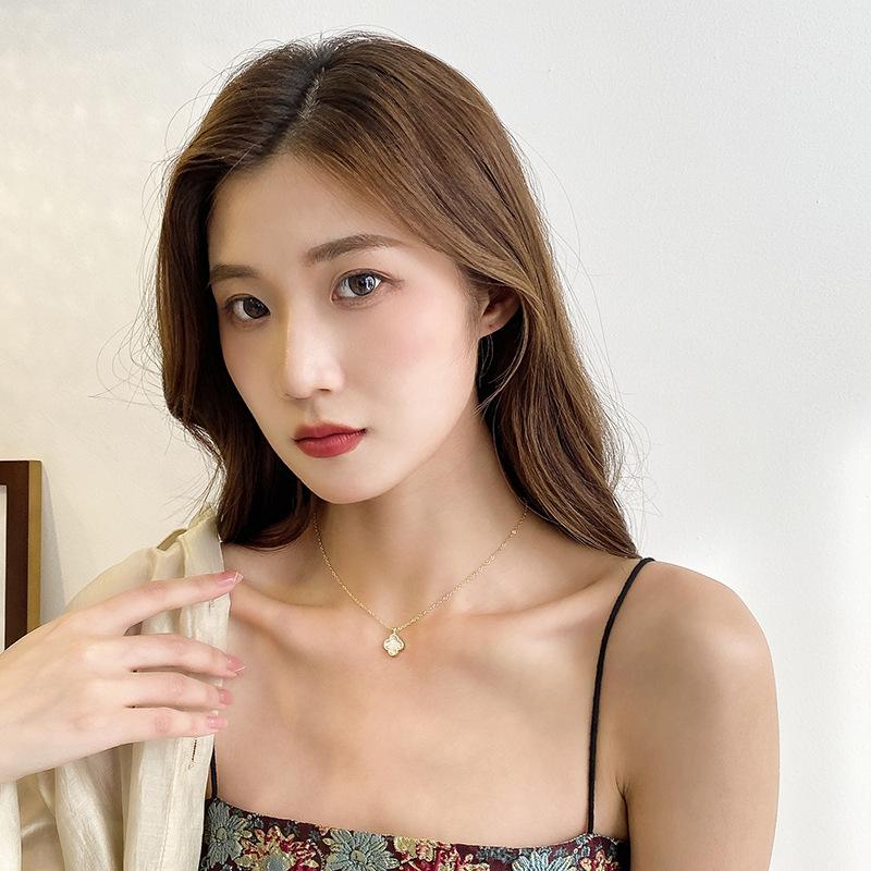 Collana Quadrifoglio Temperamento Femminile Semplice Moda Catena Clavicola Temperamento Rete Rossa Senso di Superiorità Collana da Donna