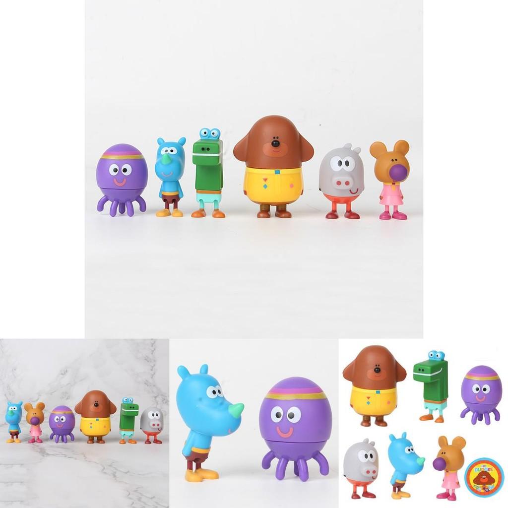 Delizioso set di 6 personaggi d'azione di Hey Duggee con distintivo, perfetto per i bambini a Natale.
