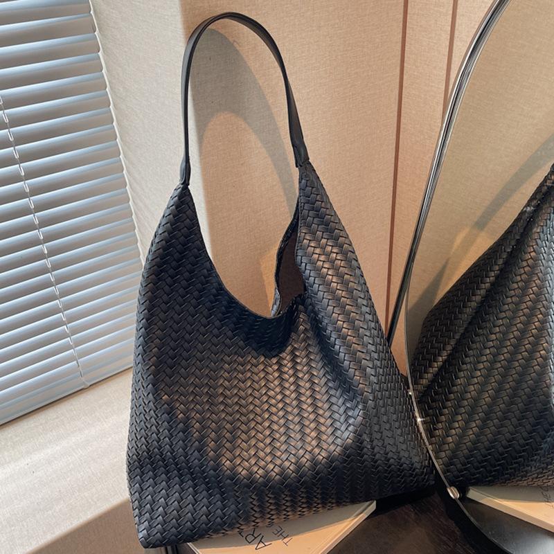 Retro Shoulder Bag Casual Soft Leather Underarm Bag and Popular Woven Commuter Handbag