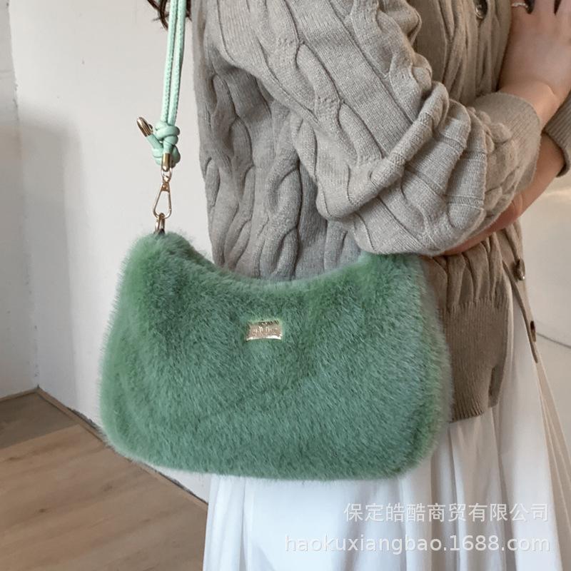 Plush bag women's 2025 autumn and winter niche plush shoulder bag popular fashion commuter messenger small square bag
