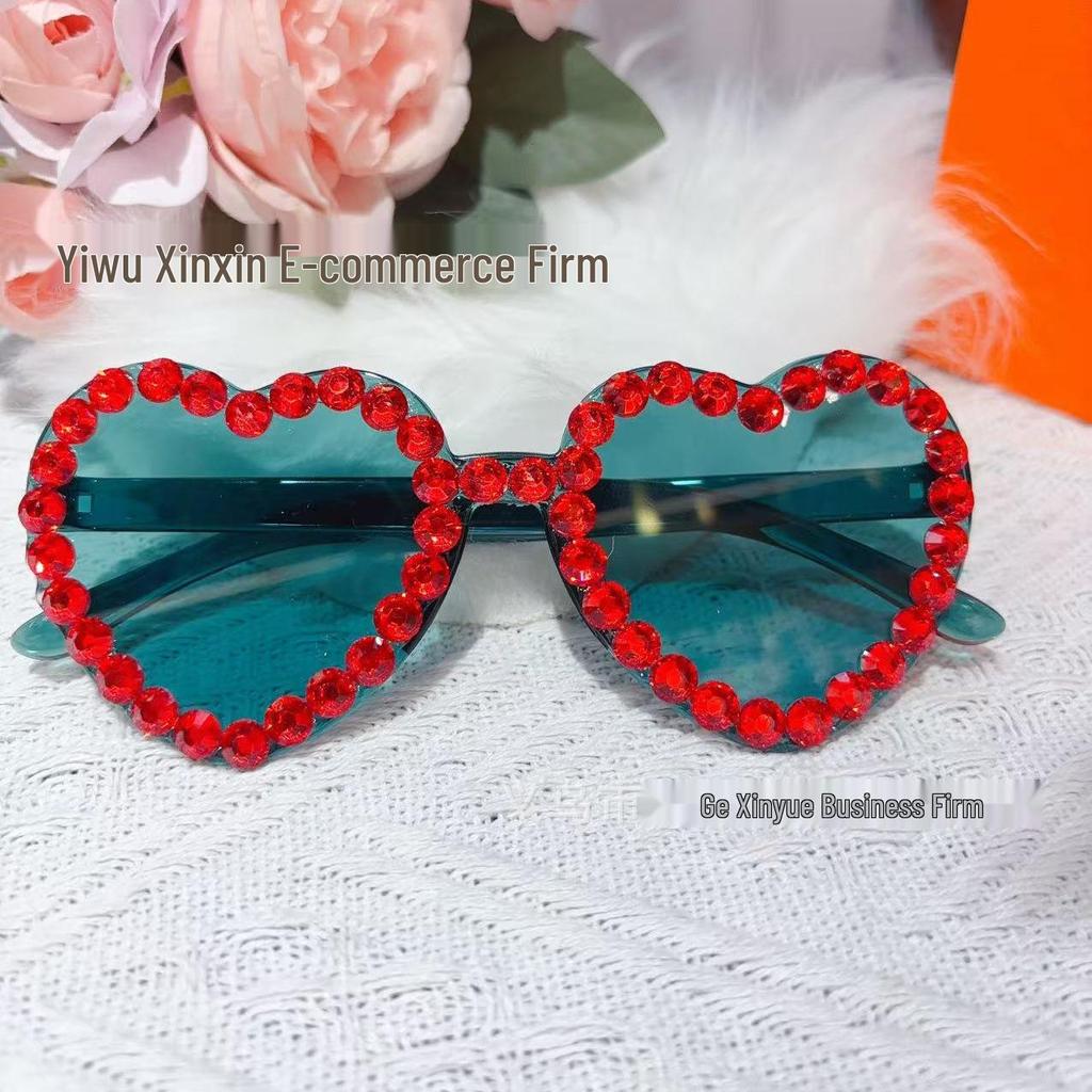 Heart-Shaped Rhinestone Sunglasses: Trendy Eyewear for Weddings and Street Style