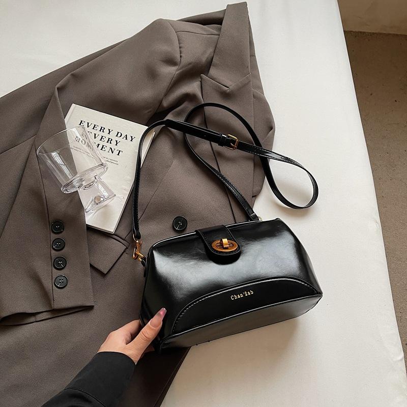 Small bag women's fashion retro new niche design shoulder messenger bag clip pillow bag