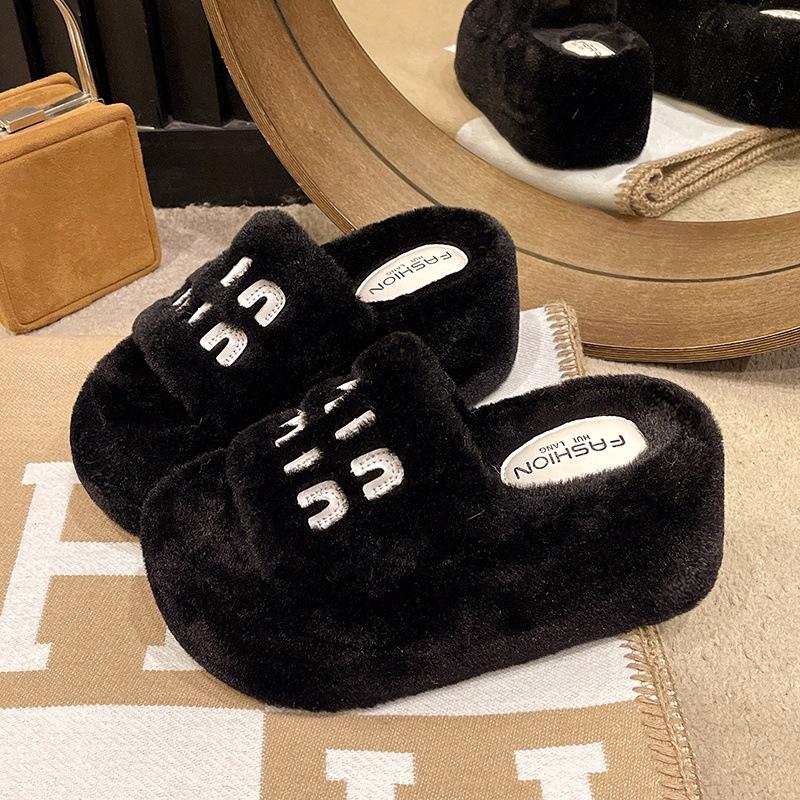 8 cm dicksohlige flauschige Hausschuhe Damen Oberbekleidung 2025 Herbst und Winter neue Mode flauschige Farbabstimmung Ein-Wort Baumwollhausschuhe