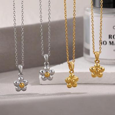 Korean Fashion Floral Titanium Necklace: Elegant Gold Clavicle Chain for Women