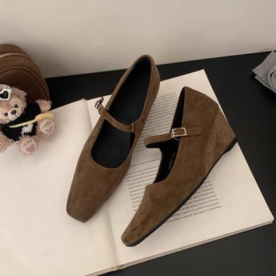 High-End Keilabsatz Schuhe mit leichtem Ausschnitt Damen Frühling und Herbst neu Koreanische Version Französisches Temperament Abendlicher Feenstil Wildleder High Heels