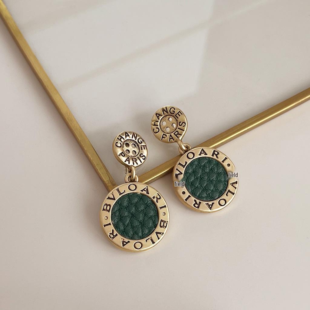 Boucles d'oreilles médiévales vintage à perles: Design rétro à l'huile coulée avec une touche haut de gamme et une personnalité unique