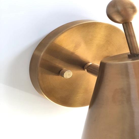 Sconă pivotantă din alamă lucrată manual, lampă de perete în stil mid-century, obiect decorativ