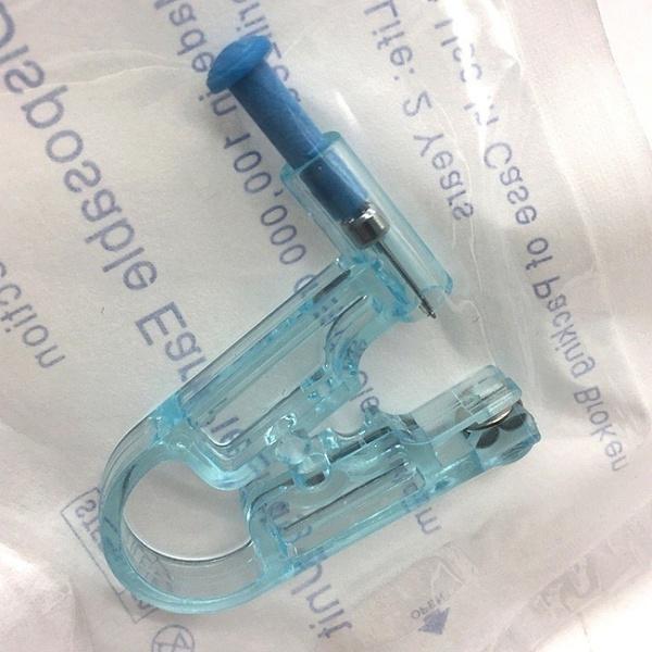 Versatile Ear Piercing Gun And Asepsis Tool Kit With Disposable Needle And Stylish Gem Stud Earring