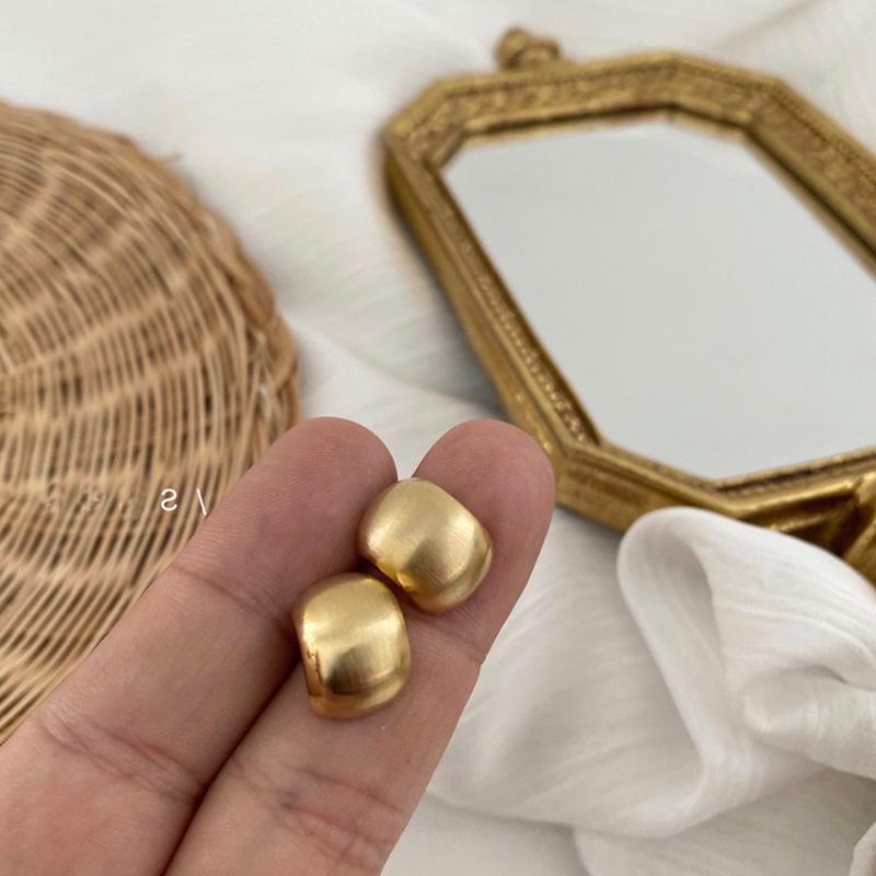 Elegant Frosted Brushed Bean Stud Earrings - French Retro Hong Kong Style, Exquisite Commuter-Friendly Ear Jewelry