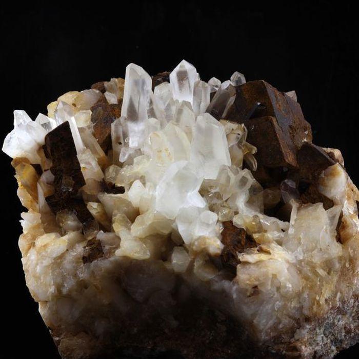 Pierres et Minéraux. Siderite + Quartz. 1226.0 ct. Allevard, Isère, France..