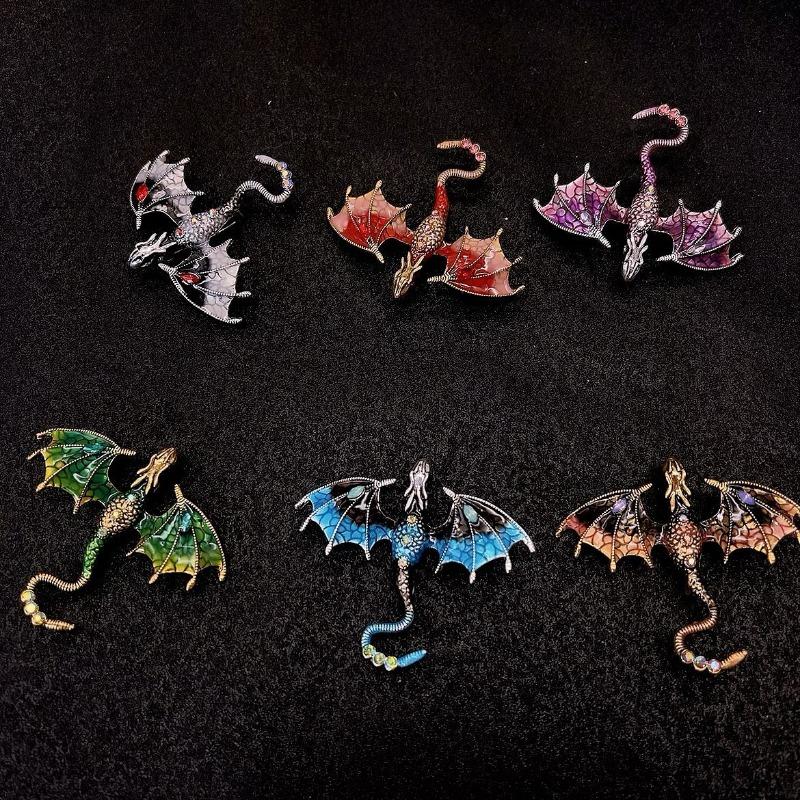Brož Kapající drak - Vysoce kvalitní, Personalizovaná zvířecí brož s protiodrazovým zapínáním a špendlíkem.