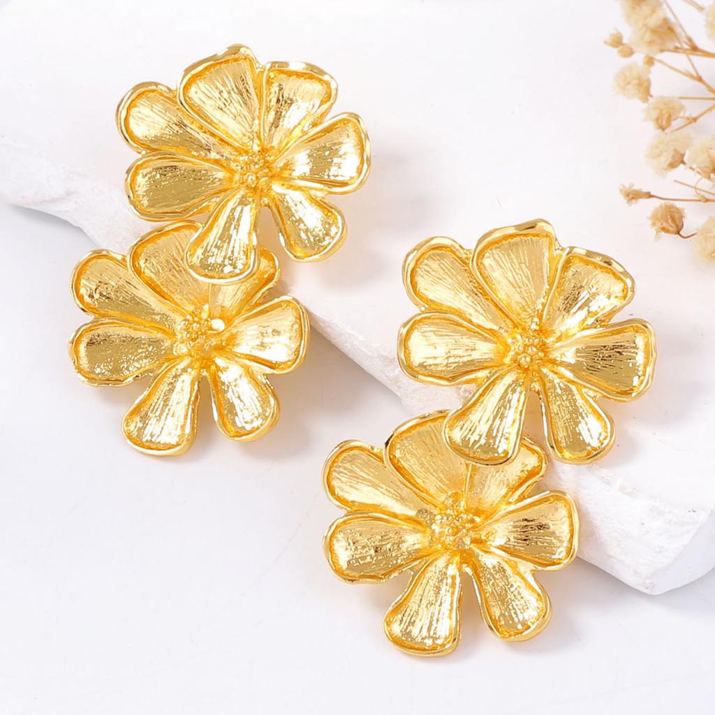 Simple, fashionable, light luxury, retro alloy exaggerated flower earrings, versatile, casual and daily wear women's earrings