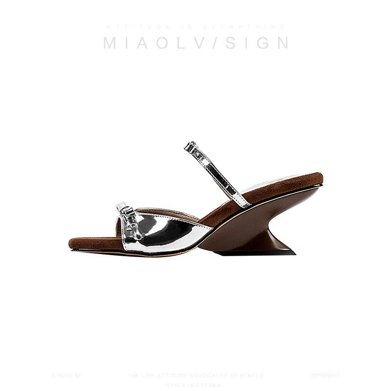 

Французский красивый темпераментный бант босоножки на танкетке женские летние новые квадратные головки классные тапочки с юбкой тапочки в иностранном стиле 40 серебряный