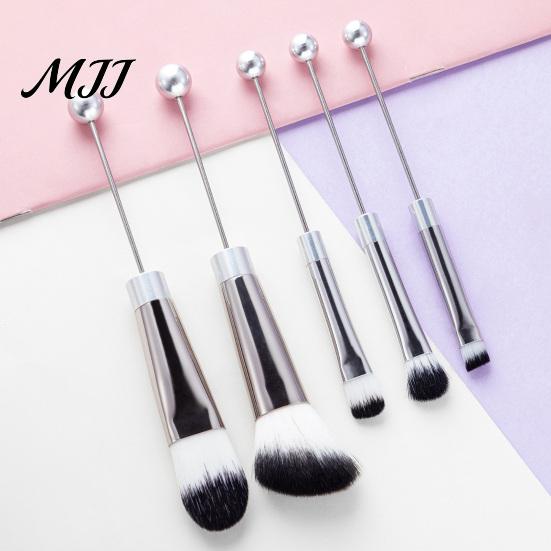 Eye Shadow Brushes 5Pcs Beadable Makeup Brush Set, DIY Cosmetic with Blank Bar, Women Tools Contouring Concealer Eyebrow Foundation for Girls