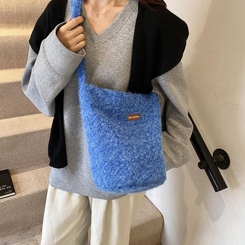 

Autumn and winter new yellow fruit tree soft velvet shoulder crossbody backpack photogenic style shopping backpack Korean version bucket shoulder bag 30*21*31 синий