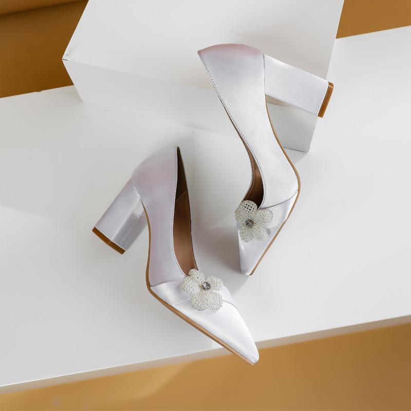 Spitzer dicker Absatz Satin Satin Weiß High Heels Perle Blume Große Größe Bequeme Blumenschuhe Hochzeitsschuhe Leichter Mund Einzelne Schuhe