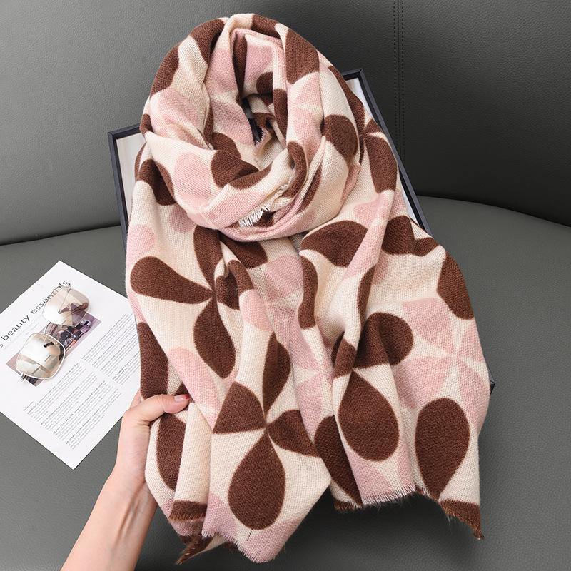 2025 new imitation cashmere retro British fringed four-leaf clover scarf women's autumn and winter thickened fashion warm scarf