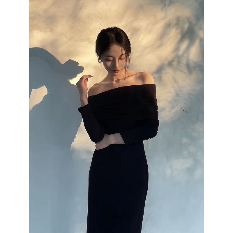 

[] Черное платье на одно плечо, женский дизайн, нишевое, облегающее и стройнящее, с темпераментом, платье-футляр XL чёрный