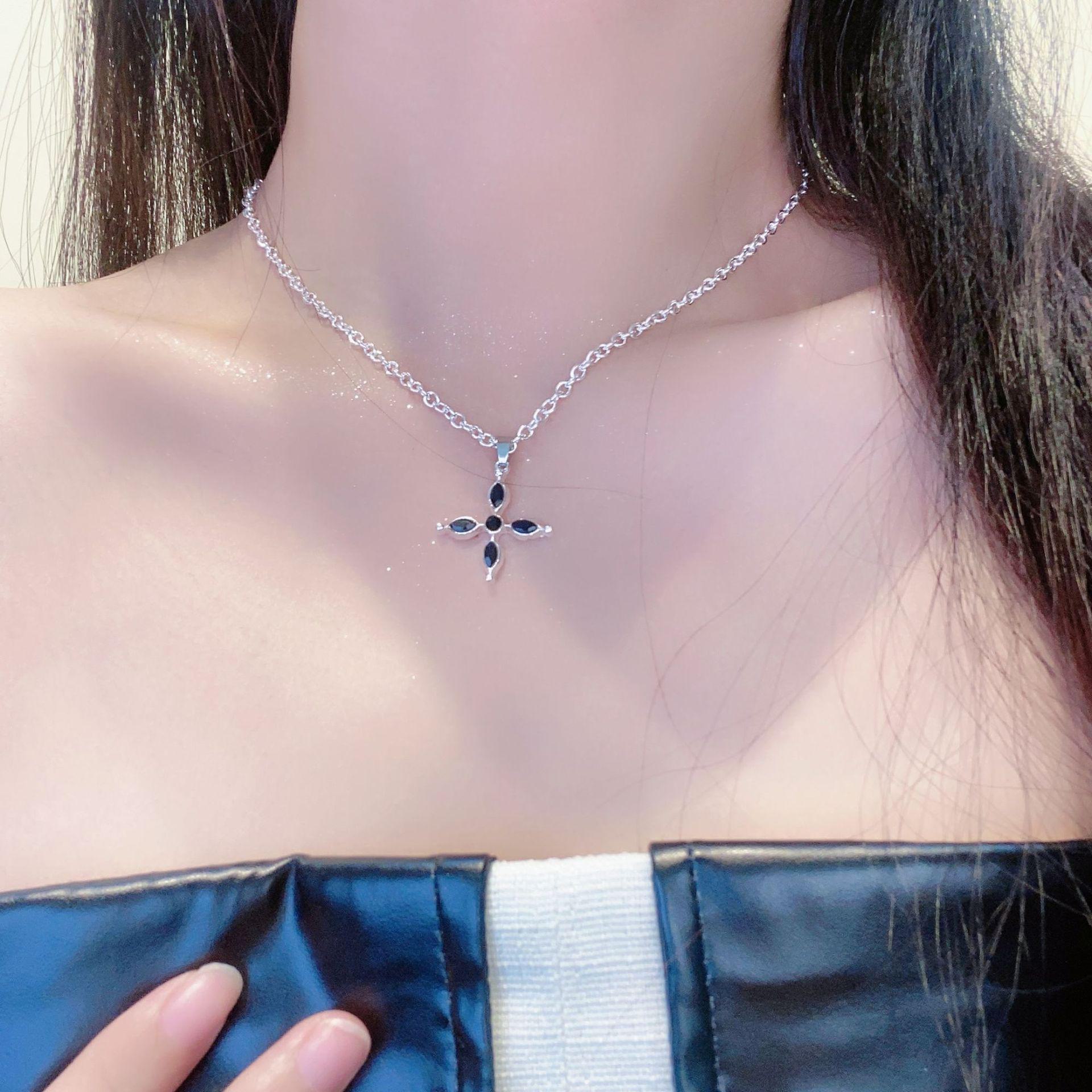 

Шикарне жіноче намисто з кулоном у вигляді хрестика – модний, універсальний і розкішний аксесуар для ключиці. Agate cross necklace чорний