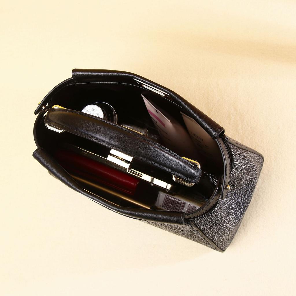 Eine klassische High-End-Damenhandtasche mit einem glänzenden Perlfischmuster, modisch und praktisch. Es eine Umhängetasche