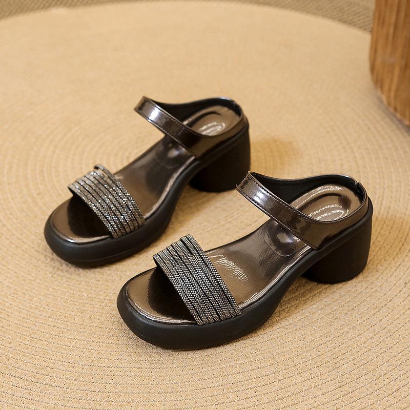 

Stepping on shit feeling large size rhinestone slippers women s 2025 new summer wear cool slippers thick-soled high heels one-word drag 40