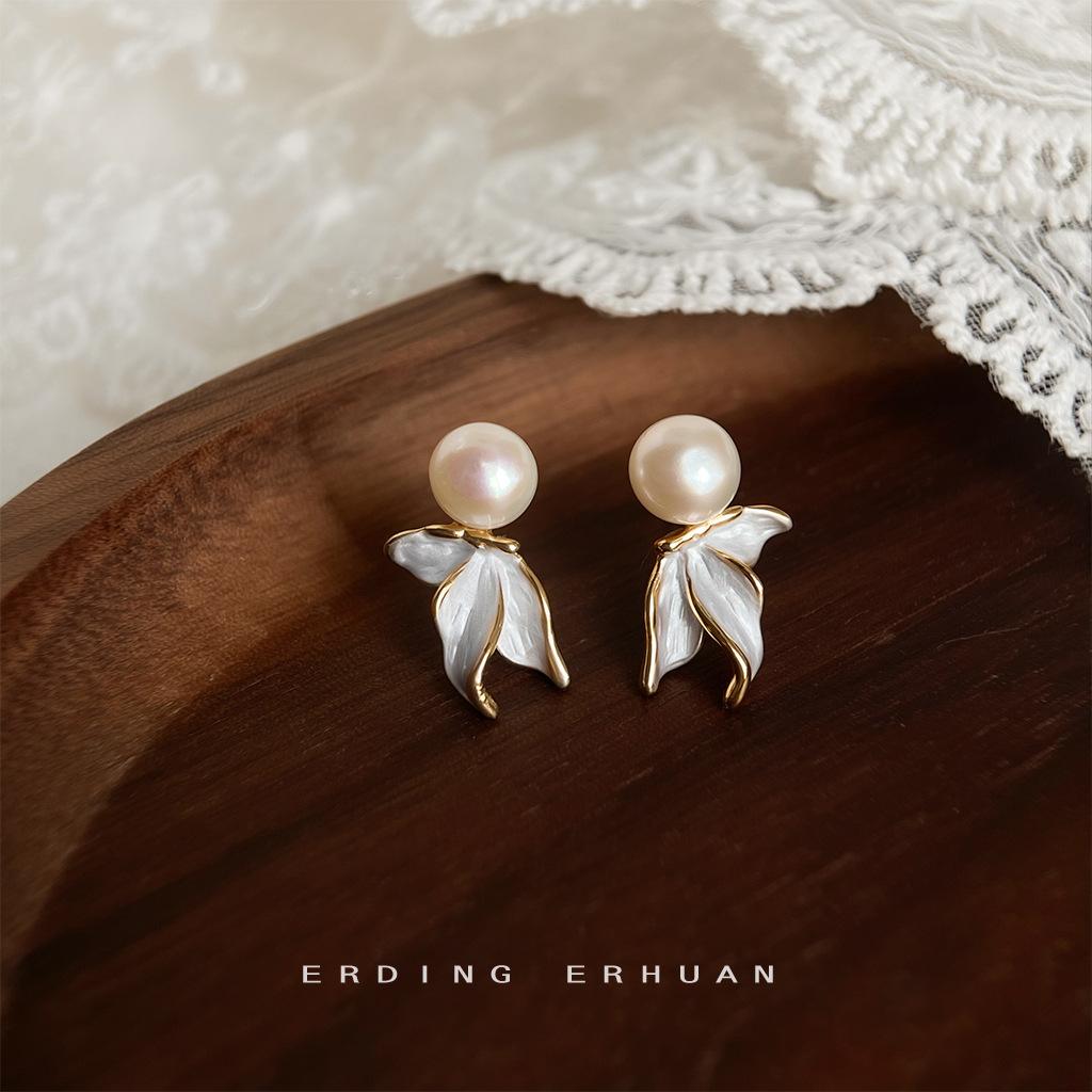 Freshwater pearl needle plating 18K simple and beautiful butterfly elegant stud earrings new earrings
