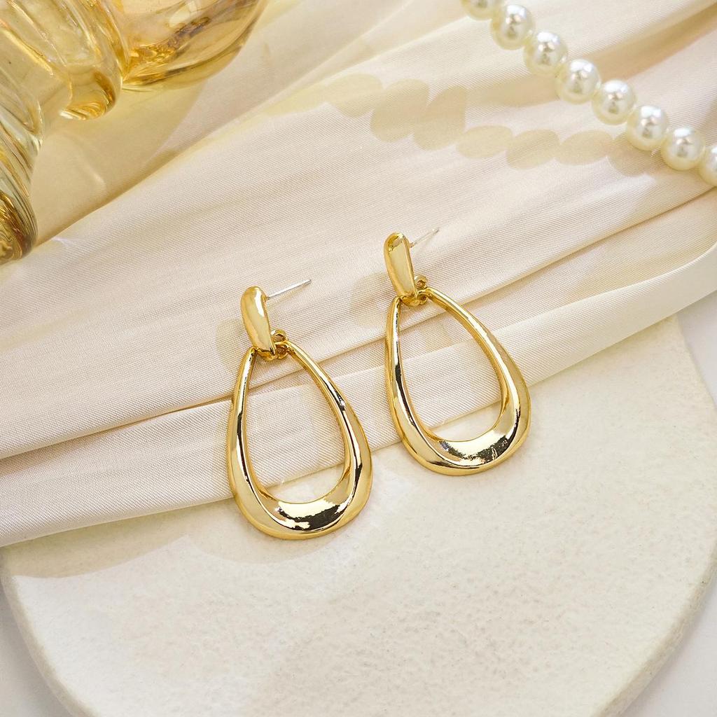 Sleek Geometric Oval Earrings with Silver Needle - Luxurious, Versatile Water Drop Pendant for Women