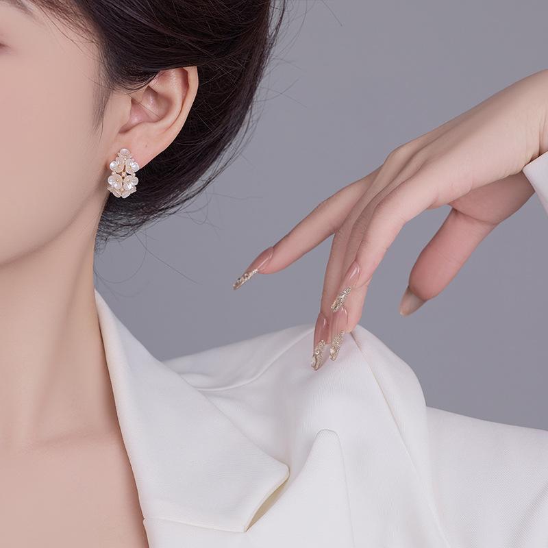 Light luxury elegant temperament flower earrings high-end flower basket copper gold-plated pearl earrings