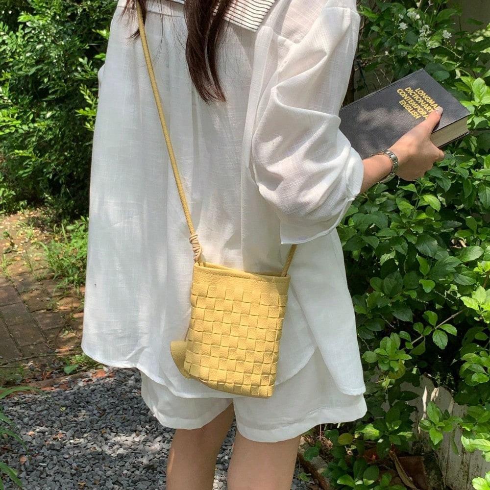 Version Coréenne Sac Messager Léger Tissé en Cuir Souple Rétro et Littéraire pour Téléphone Portable Sac Mini Simple Décontracté Polyvalent pour la Marche Femmes Yellow multicolore