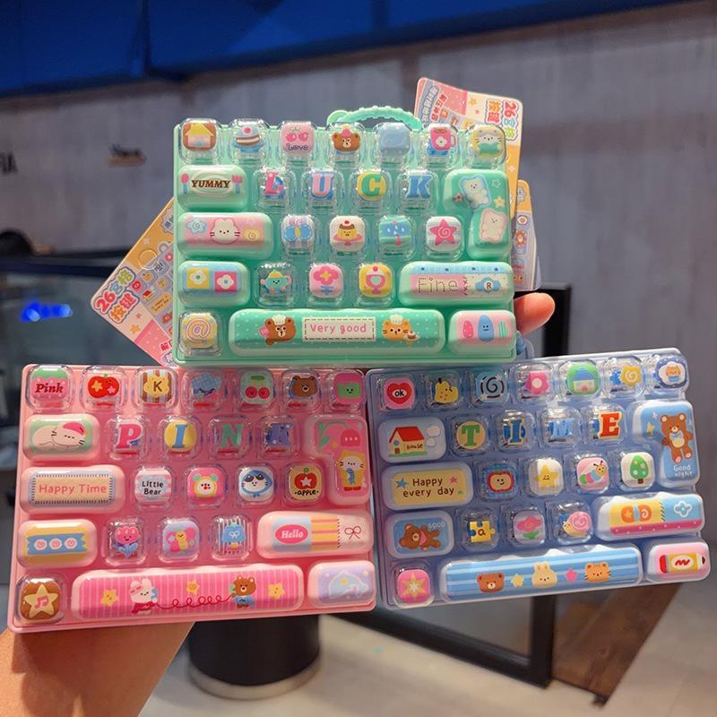 Fidget Tastatur Schlüsselanhänger Kleeblatt 26 Tasten Druckknöpfe Lanyard Einzigartige Stressbewältigung Neujahrsgeschenk für Teenager Kinder