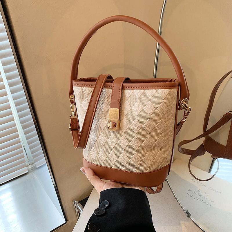 Stilvolle und trendige Beuteltasche für Damen im schicken Colorblock-Design, perfekt für Sommertage