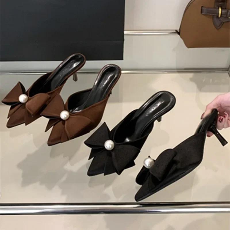 Letnie designerskie damskie kapcie z perłową kokardą, seksowne sandały na wysokim obcasie z satyny ze spiczastym noskiem, eleganckie wysokie obcasy dla kobiet, mokasyny