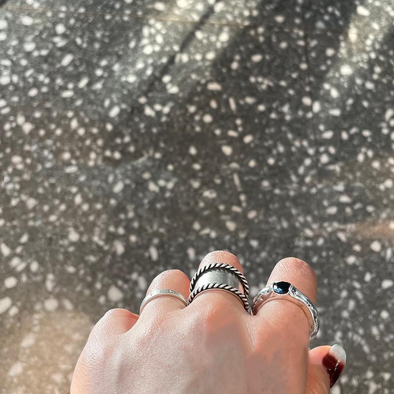 Einzigartiger Japanischer Minimalistischer Gehammerter Schwarzer Zirkonsteinring Für Damen Verstellbare Größe Stilvoller Paarschmuck