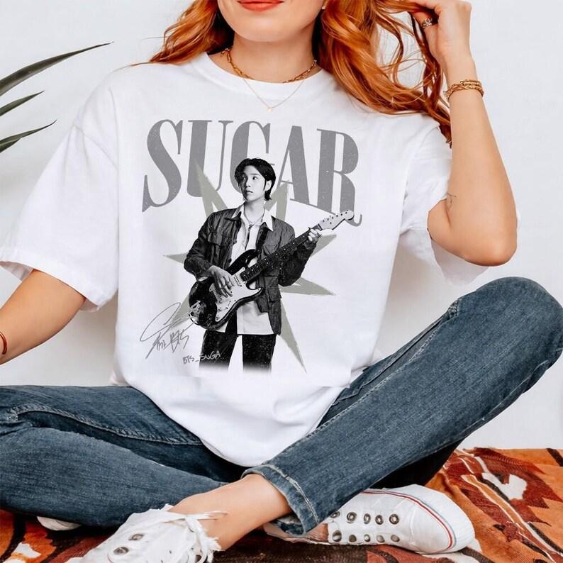 

Літня мода 2026 Трендова футболка Вінтажна сорочка Sugar, Солодка Kpop Альбом Arirang Ретро сорочка 90-х, Подарунки для фанатів Хіп-хоп вуличний одяг Оверсайз футболка XXXL