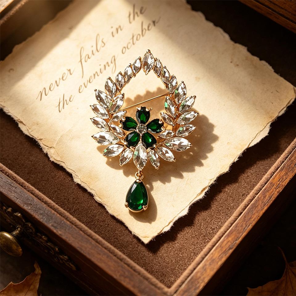 Court-style Emerald Garland Brooch, Luxurious Waterdrop Heart-shaped Pendant Pin