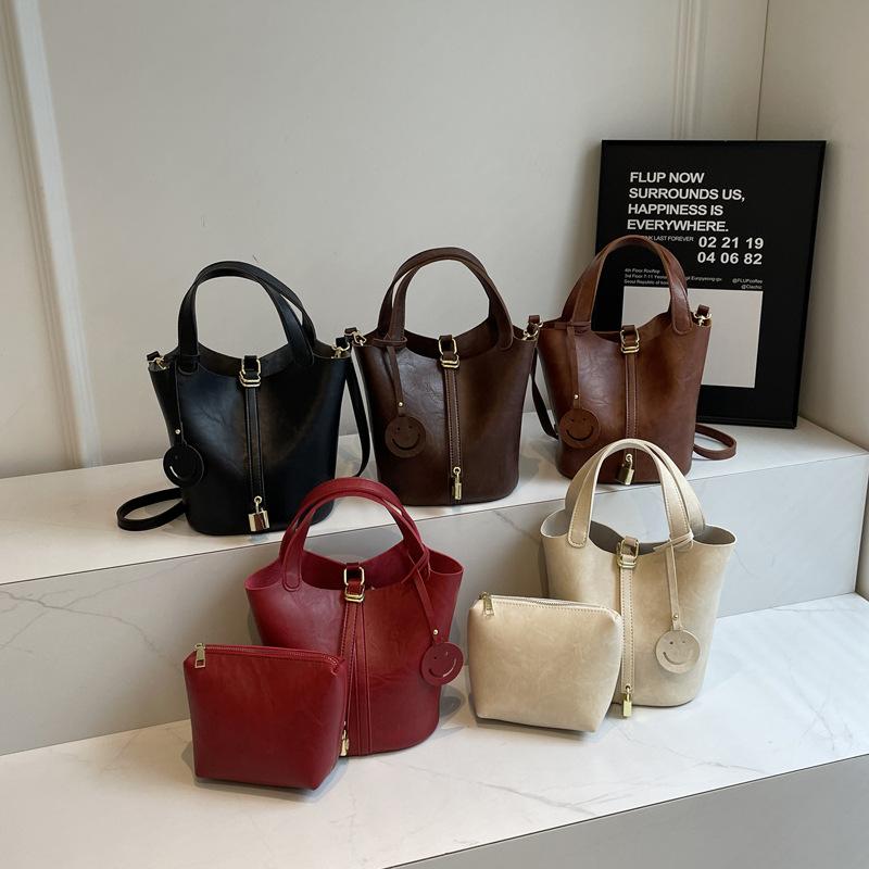 Niche Retro Shoulder Bag Women's Summer New Portable Bucket Bag Advanced Texture Commuter Versatile Messenger Bag Women's Bag