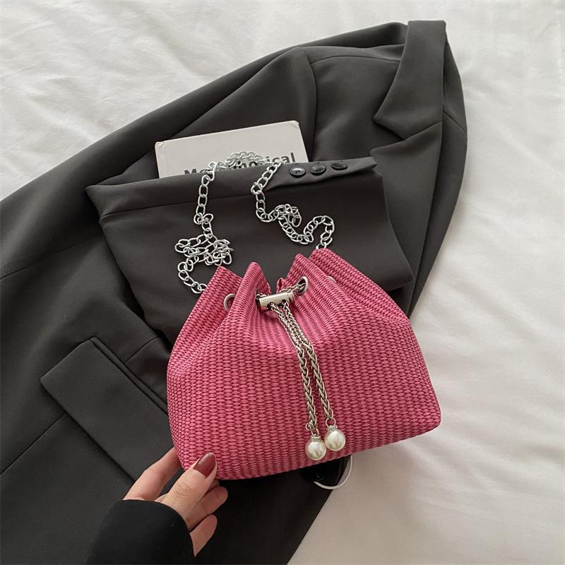 ins super fire drawstring bucket bag women's 2025 new niche design shoulder messenger bag versatile chain bag bag