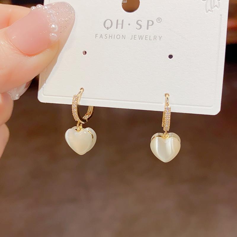 Fashionable and Transparent Cat Eye Stone Heart Ear Buckles for Women's Summer New High End, Versatile and Sweet Earrings