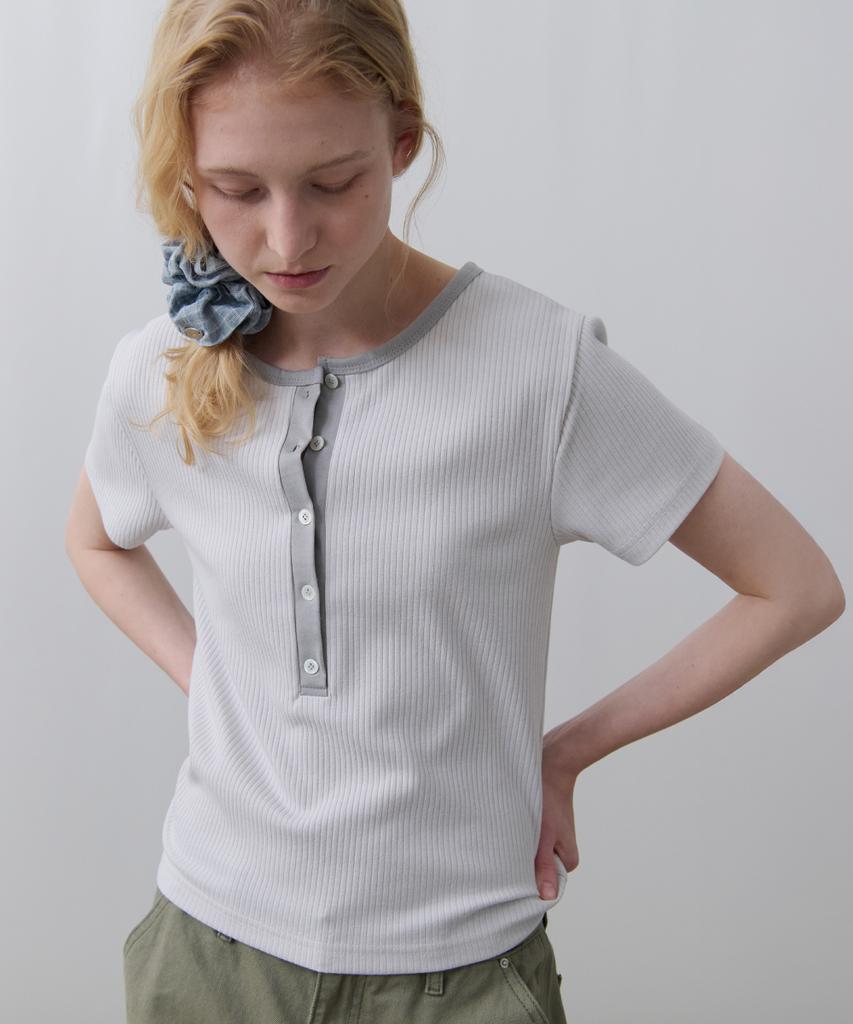 Toabe Contrast Ribbed Half-Open Tee (Soft Gray)