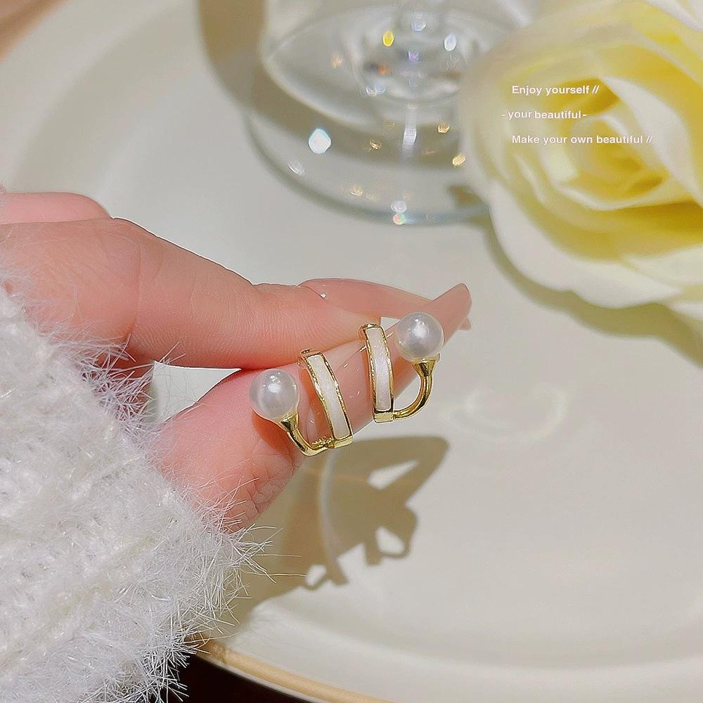 

Pearl stud earrings femininity niche design earrings light luxury exquisite fashion versatile high sense earrings