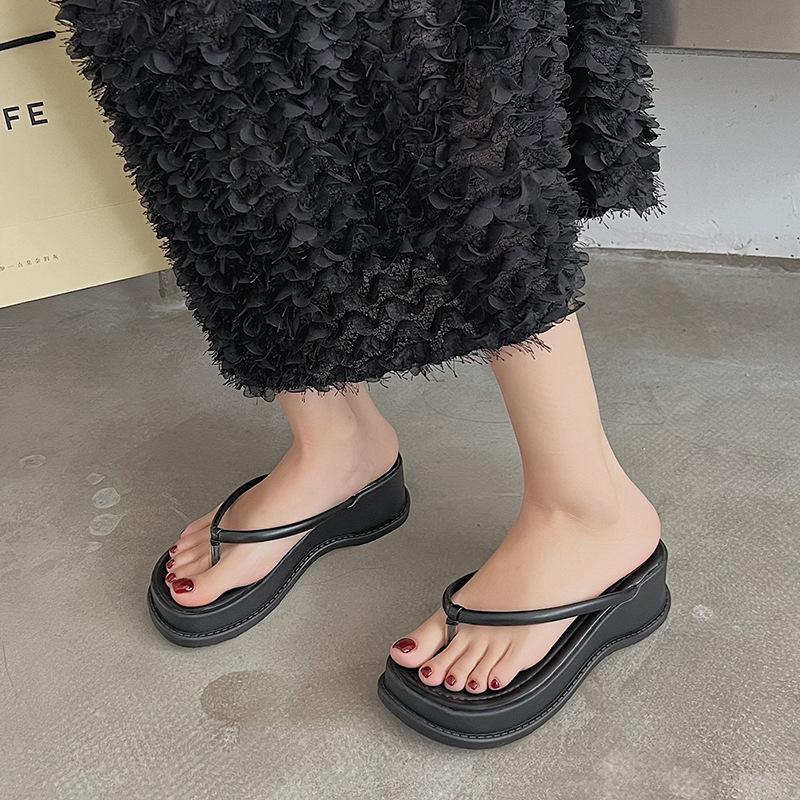 

Женские шлепанцы Muffin с толстым носком, новинка 2024 года, модный тренд, сандалии, нишевая пляжная швабра 40