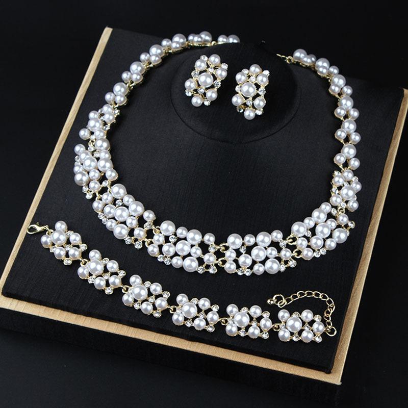 

Преувеличенное жемчужное ожерелье, браслет, серьги, три части, короткое платье до ключицы, аксессуары белый