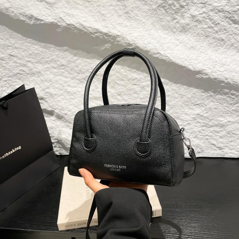 Early Spring New Foreign Style Small Bag Women 2025 New Fashion Messenger Bag Niche Portable Work Commuter Bag