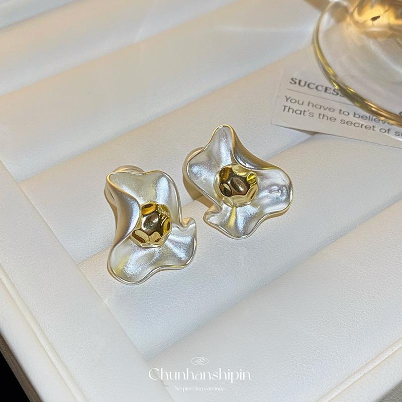 Light Luxury High-end Temperament Atmospheric Dumb Silver Petal Stud Earrings Niche Unique Ear Clips Mosquito Coil Disc Women Without Ear Piercings