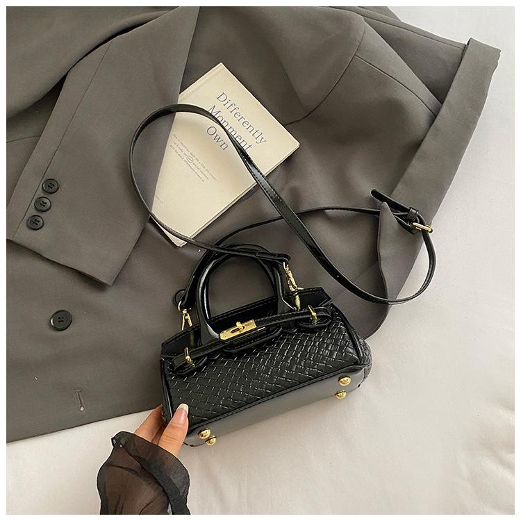 

Korean version of portable small bag women s 2025 summer Korean platinum Kelly bag niche design versatile messenger shoulder bag чорний