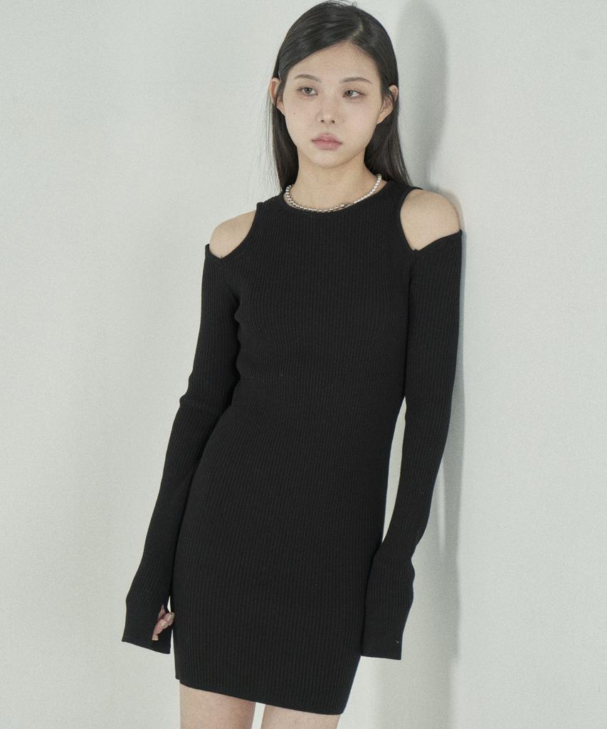 Tobaseu Slim Fit Shoulder Cutout Knit Dress (Black)